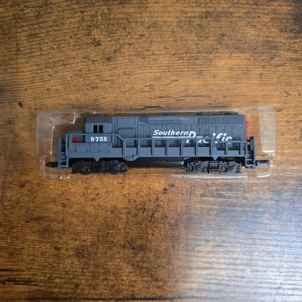 HIGH SPEED METAL SOUTHERN PACIFIC LOCOMOTIVE 9725 SCALE MODEL 5 INCH BOX